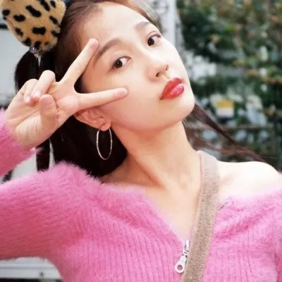 她行走于黑暗中
